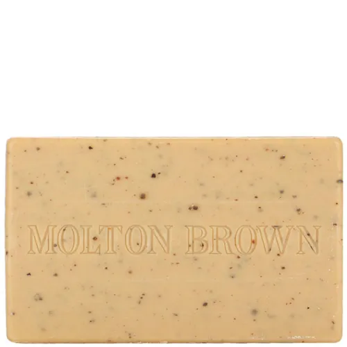 Увлажняющее мыло Molton Brown Re-charge Black Pepper Bodyscrub Bar с эффектом пилинга «перец, бергамот и дуб», 250 г.